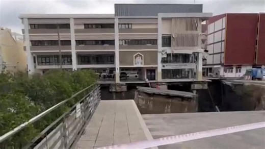 The ground around the massive sinkhole in Bangkok continued to slide multiple times while water kept flowing from broken water pipes. At 12:30 PM on September 24, two officials from Bangkok's Disaster Prevention and Mitigation Office rappelled down to recover a white sedan in the pit near the tunnel entrance to attach tow cables to the vehicle. However, at that moment the ground slid further, forcing the officials to quickly escape to the surface for safety. Later at 1:10 PM, while a reporter wa