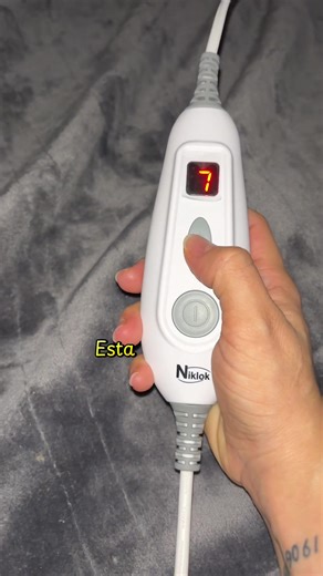 Esta manta eléctrica es una auténtica maravilla 🔥 Calienta súper rápido y tiene 9 niveles de temperatura, así que puedes ajustarla justo a como te gusta. Es perfecta para los días de frío, para el sofá o la cama… una vez la pruebas, no hay vuelta atrás. De verdad, ha sido la mejor compra de este invierno: comodidad, calor y relax en segundos. La necesitáis sí o sí 🤍 #M#MantaEléctricaC#CalorEnInviernoI#InviernoCalentitoH#HogarConfortComprasDeInvierno