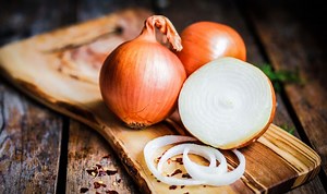 Keep onions edible for 6 months with clever storage solution