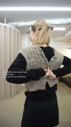 Life's_official on Instagram: "⠀ 【 PRE SALE 】 ⠀ 本日からPRE SALEスタート！ ⠀ セール商品の中から厳選し、ニットベストの着回しを5パターン、ご紹介。 ⠀ ⠀ ◾︎ Mix Handknit Vest 22.000 → 17.600- ( 20%off ) ( gray beige / dark brown ) size ( free ) 一つ一つ手編みでイタリア糸を使用した、目を引くミックスカラーに加え、新色のダークブラウンは、ふっくらとした風合いの糸が魅力です。 カットソーからシャツ、スウェットまで幅広く合わせやすく、柔らかな肌触りで着心地も抜群。 ⠀ 季節の変わり目には、キャミソールの上にさらっと羽織るスタイルもおすすめです。 前後2wayで着用いただけます。 ⠀ #lifes #todayful"