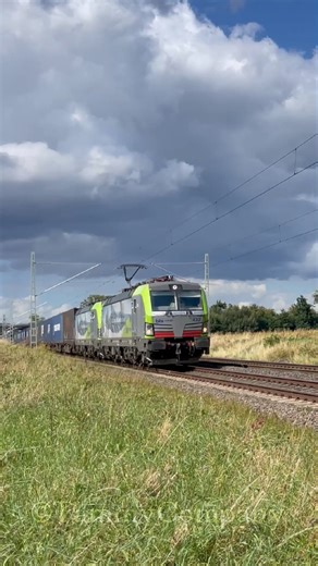 Die BLS Cargo mit der 475 432-1 und einem Containerzug #Trains #Traintraffic #trainsworldwide #Bahn #Railways #Railway #Train #Zug #Züge #Eisenbahn | Tammy Company