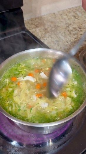 Куриный суп с лапшой, простой, домашний и очень сытный. В этом видео покажу, как приготовить вкусный и полезный суп на насыщенном курином бульоне: ароматный, согревающий и идеальный на каждый день. Домашний куриный суп это то самое блюдо, к которому хочется возвращаться снова и снова. Конечно можно приготовить и без мяса, но с мясом вкуснее! Вкусный суп с овощами и курицей рецепт: Куриное филе 1 грудка Куриный бульон 2 литра Лук 1 штука Морковь 2 штуки Сельдерей 1 стебель Чеснок Яичная лапша 1 с
