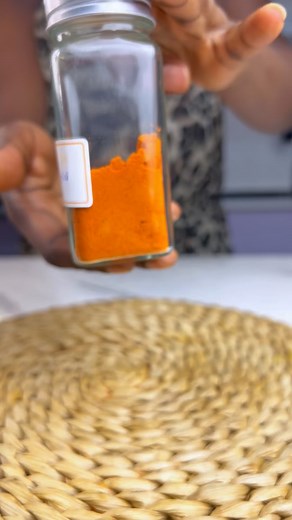 🔥 Homemade Smoked Paprika 🔥 If you’ve never made your own paprika before, this is your sign! 🌶️. And I didn’t know it was this easy 😃 While some think paprika is a type of special pepper, it’s generally A SPICE made from red bell peppers 😄 We smoked ripe red peppers over natural hardwood, then oven/airfried and blended them into the most vibrant, flavorful paprika ever. No additives, just pure smoky goodness! ⠀ 🌿 What I used: – Ripe red peppers (tatase or red bell peppers) – Clean, dry har