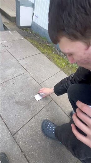He tried to unlock the iPhone 6s, but it didn't work. #iphone #apple #hamburg