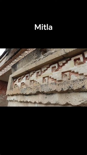 Ubicada en el corazón del estado de Oaxaca, la zona arqueológica de Mitla es uno de los tesoros más singulares de la cultura zapoteca. Su nombre proviene del náhuatl Mictlán, que significa “lugar de los muertos”, aunque su nombre original en zapoteco es Lyobaa, es decir, “lugar de descanso”. A diferencia de otros centros ceremoniales como Monte Albán, Mitla se distingue por su arquitectura refinada y detallada. Sus famosas grecas —motivos geométricos tallados directamente en piedra— adornan muro