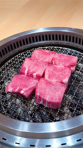 ゆうとグルメ/毎日甘いもの食べたい on Instagram: "🥩予約が取れない焼肉割烹の丸ごと牛タン🥩 銀座にある江戸焼肉さん(@edoyakiniku)の 「江戸焼肉〜近重前〜コース」33000円 東銀座駅から徒歩5分ほどのところにある江戸焼肉さんは、予約がなかなか取れない高級焼肉割烹！ ㅤㅤㅤㅤㅤㅤㅤㅤㅤㅤㅤㅤㅤ メニューは基本的にコース1つのみで、高級鮨店のようなカウンタースタイルで焼肉を楽しむことができます！ ㅤㅤㅤㅤㅤㅤㅤㅤㅤㅤㅤㅤㅤ コースの中の目玉が神のタンといわれる特上タン元🥩🐮 ㅤㅤㅤㅤㅤㅤㅤㅤㅤㅤㅤㅤㅤ 巨大な1本のタンの塊を目の前で捌いてくれて、厚切りにカットした後じっくり丁寧に焼いて提供してもらえます！ ㅤㅤㅤㅤㅤㅤㅤㅤㅤㅤㅤㅤㅤ 表面はこんがり香ばしく中は肉汁たっぷり柔らかく焼きあげられたタンは今まで食べたことないくらいめちゃくちゃおいしかったです🤤🤤 かなり高価格帯で予約も困難なお店だけど、店内の雰囲気も料理の味も最高峰で、機会があればなにかのお祝いやご褒美にぜひ一度は行ってみてほしい！ ㅤㅤㅤㅤㅤㅤㅤㅤㅤㅤㅤㅤㅤ ちなみにお店のインスタア
