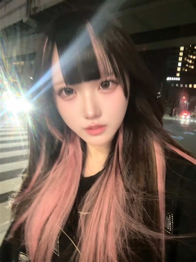 ここだけが 私と君の居場所 世界が敵になっても ログインしたら会えるでしょ やさしい言葉だけ 信じて生きてきたわけじゃないけど 君の「大丈夫」は なぜか少し響いた スクロールの海で 溺れそうな夜も 君の通知が 浮き輪みたいだった もし私が消えたら この部屋も消えるのかな それなら 一緒にここに居ようよ 世界が終わっても このコメント欄は残る気がして どこにも行かないでね 私もここから動かないから #fyp #06 #fypシ #東京