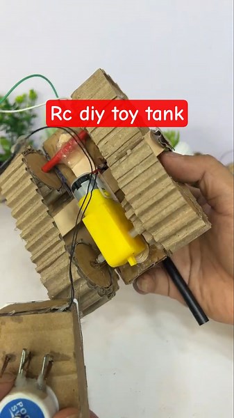 RC creative Cardboard tank with battery and DIY control #toys #DIY #motor #diy #car #toycars #tank