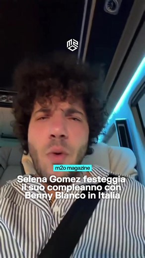 Una vera dolce vita all’italiana per @Selena Gomez e Benny Blanco, tra buon cibo, brindisi e panorami da cartolina 🇮🇹 #SelenaGomez ha festeggiato il suo 34° compleanno in Italia insieme a #BennyBlanco, tra Bologna e Toscana ❤️ Prima una cena da @trattoriadellasanta, poi una tappa a Firenze da @inofirenze con una focaccia gourmet che Benny Blanco ha definito il miglior panino mai mangiato e un tiramisù con la candelina affacciato sull'Arno. I festeggiamenti sono poi proseguiti a @ilborro, dove 