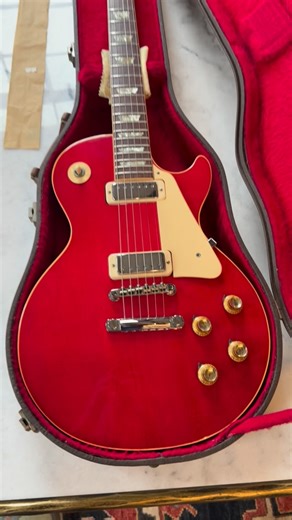 𝗧𝗥𝗨𝗘 𝗩𝗜𝗡𝗧𝗔𝗚𝗘 𝗚𝗨𝗜𝗧𝗔𝗥 on Instagram: "NVGD: Gibson Les Paul Deluxe in Cherry Red! There’s a significant difference in both the look and production numbers between the common Wine Red and Cherry Red for Les Paul Deluxes. This one has just come in and will be hitting the website soon. Truevintageguitar.com #gibson #lespaul #vintageguitar #guitarcollection"