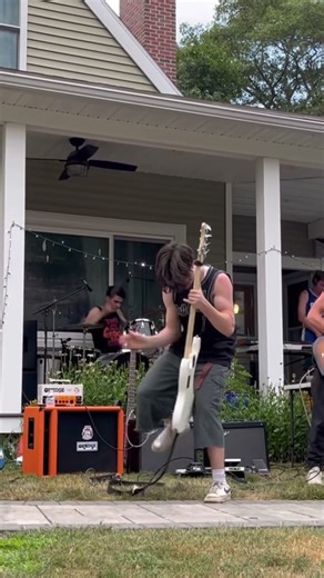 DRUMMER ENTERS HUGE HEAVY INTENSE GROOVE DURING BREAK STUFF AS BASSIST TAKES OFF BASS AND PUNCHES