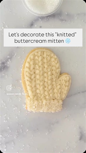 Goodies- Sweets&Treats on Instagram: "Using a star tip gives the pattern even more texture! Inspo: @mustlovefrosting"