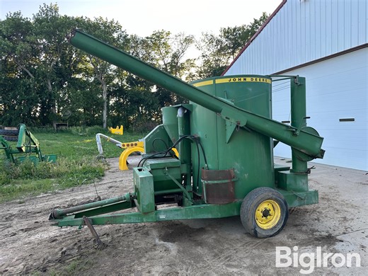 John Deere 700 Grinder Mixer | Agriculture