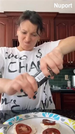 With electric grinders you don’t need to twist or crank — a simple push of a button activates the motor. This is great when you’re busy cooking, chopping, stirring, or don’t want to stop what you’re doing just to season food | WonderTech