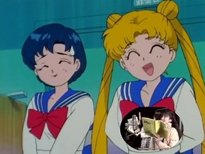 La voce GIAPPONESE di Sailor Moon in ITALIANO (Kotono Mitsuishi: dal Giapponese all'Italiano) 🇯🇵↔️🇮🇹 La voce UFFICIALE di Usagi è quella della sua doppiatrice originale giapponese: Kotono Mitsuishi. Da un estratto, in cui doppia Usagi nell'episodio 54, tramite l'AI è stato possibile modificare la lingua del suo parlato da giapponese all'italiano mantenendo, per quanto possibile, il timbro di voce. Ovviamente ribadisco che l'interpretazione delle battute lascia alquanto desiderare poichè l'AI