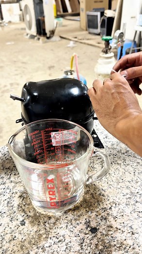 Ganti oli compresor refrigerator, perlu di lakukan usai alami kebocoran freon #Refrigerator #technician | Munandar