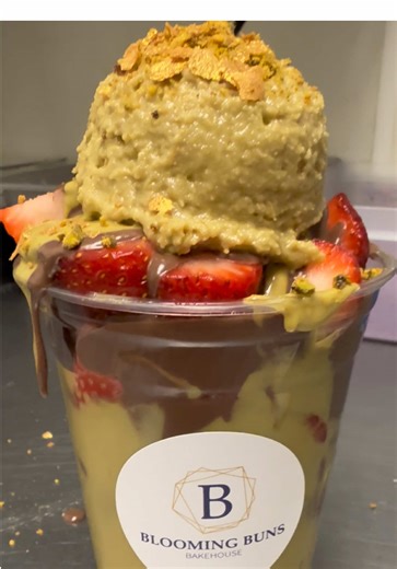 Only using the best quality Pistachio Butter from Italy, no dyes! Gold Flakes must have only at Blooming Buns Bakehouse !!!! Dubai Chocolate Strawberries #asmr #viral #dubaichocolate #dubaichewycookie #dubaichocolatestrawberries