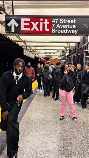 Whoaa!! I did not expect that 😭🤩 PANTS: @aelfriceden_official #mondejour