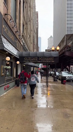 Come have some pizza at Exchequer in downtown Chicago. #chicagopizza #chicagobeer #retrobar #mobsters #alcapone #chicagovlogger #italianamerican