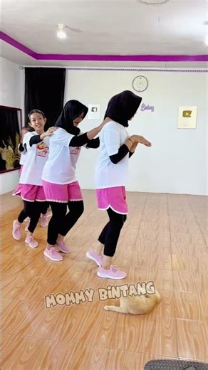 INI PADA NGAPAIN SEBENERNYA WKWK #dance #viral #trending #mommybintang #shorts #fyp