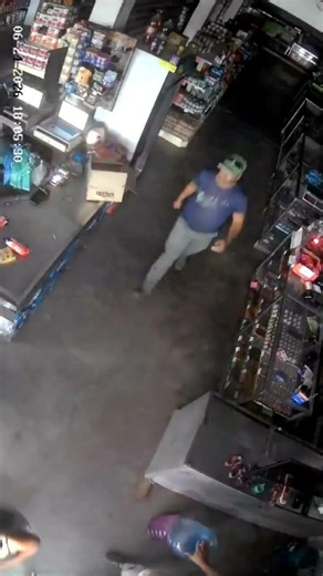 CCTV footage of M7.5 earthquake in a store in Barbacoas, Aragua, Venezuela