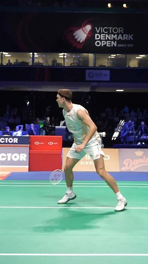 Viktor Axelsen - PERFECT SMASH😀 This is a great demonstration of the beauty of the Badminton Smash, showcased by World and Olympic Champion Viktor Axelsen. The video features a full-power smash and a more controlled, precision smash at around 70%, and we hope you enjoy it! #badminton #badmintonlovers #badmintonlife #bulutangkis #badmintontraining #badmintonworld #badmintontips | Badminton Famly