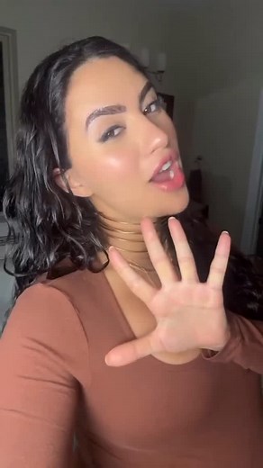 Most guys text like they’re conducting an interview. “How was your day?” “What are you up to?” “Good morning beautiful 😊” Boring. Forgettable. Ignored. The texts that actually work? They’re unexpected. They reference inside jokes. They create curiosity instead of killing it. While other guys are writing paragraphs asking about her weekend, you’re sending callbacks that make her smile at her phone. Stop interviewing her. Start being memorable. 💬 Comment “TEXT” and I’ll send you my premium texti