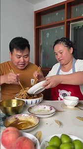 My husband is stingy and eats alone, so I let him eat until he throws up.