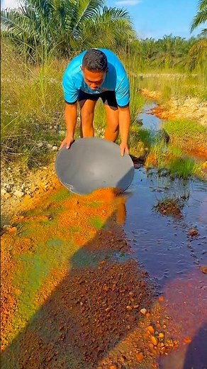 The process of finding gold | finding gold in bedrock fragments | traditional gold mining video
