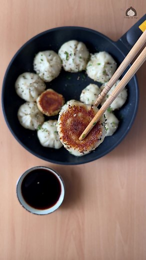 Mini Baozis Chinos de Carne 😋 ¡Hoy te traigo esta recetita de mini dumplings chinos muy facilita de hacer y explicada paso a paso lo mejor que he podido! Si quieres ver la receta mejor explicada, la tienes al completo en mi canal de YT. También tienes una receta casi idéntica de baozis de carne en mi web con todos los ingredientes y cantidades: cocinaconcoqui.com/baozis-chinos/ ✌️ Personalmente, me encanta comer baos chinos y me parece una comidita genial porque la puedes tomar al vapor o a la 