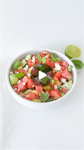 TZ Kitchen | Przepisy on Instagram: "Sałatka ogórkowa z arbuzem 🍉🥗 🛒Składniki: - 5 g oliwy z oliwek - 5 g miodu - skórka z limonki 🍋‍🟩 - 5 g soku z cytryny 🍋 - 5 g papryczki chilli 🌶️ - świeża mięta - bazylia 🌿 - 75 g sera feta - sól - 100 g arbuza 🍉 - 100 g ogórka 🥒 - 50 awokado 🥑 - 10 g octu balsamicznego 👩🏼‍🍳Sposób przygotowania: 1️⃣Przygotuj dressing. Oliwę wymieszaj z miodem, skórką z limonki, sokiem z cytryny. Dodaj pieprz, sól i wymieszaj. 2️⃣Miętę, bazylię i papryczkę chill