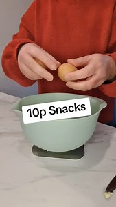 Baking not buying has a whole array of benefits not only can it save you money, you can make your own to suit any allergies or intolerances and switch up the flavours or fillings to your own preference. This super simple traybake cost me just £1.43 to make, as I managed to pick up a jar of mincemeat in the post Christmas sales, but you can stir through whatever you have to hand. And these are perfect for packed lunches too. Recipe 150g Baking Spread 3 eggs 150g Sugar 200g Self Raising Flour 1tsp