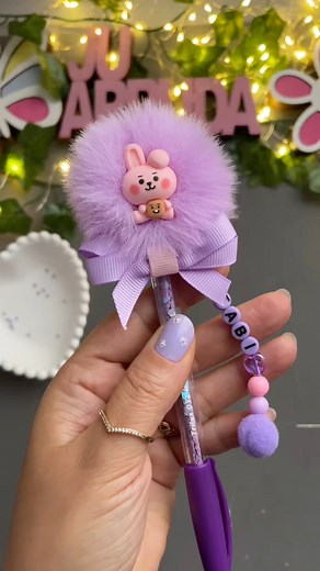 Caneta decorada Pompom Cooky #bts #jk #pompom #canetafofa #canetadecorada | Ju Arruda