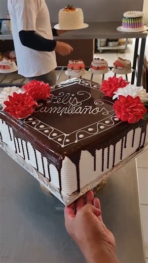 583K views · 1.2K reactions | Tutorial para decorar un pastel cuadrado para cumpleaños #tutorialscake | El mundo de la pasteleria | Facebook