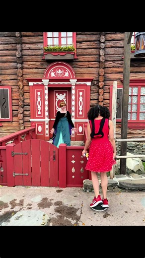 Anna & Elsa Reunion: 5 Years Later at Disney (Frozen Ever After)