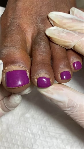 ✨ Saudades de uma transformação 🥰 Esmaltes usados: \t1.\tLua – Impala \t2.\tSamba Juliana – Colorama \t3.\tFrancesinha – Anylovy \t4.\tSamba Juliana novamente Produtos usados para os pés: \t1.\tCreme esfoliante – SIE Cosméticos \t2.\tVela de massagem – SIE Cosméticos 👉 Você encontra esses produtos no TikTok Shop aqui no meu perfil, no site www.siecosmeticos.com.br ou na Shopee (mesmo nome). 💡 Dica: usando meu cupom “Carla” no site da SIE Cosméticos você garante desconto especial💖 @Sie Cosmét