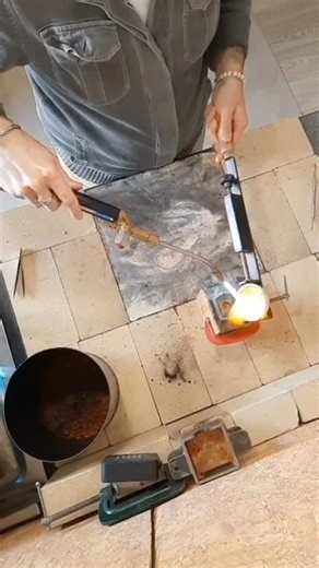 Atelier Septentrion on Instagram: "Fabrication d’une demi-chevalière en or, pour créer une chevalière mi-or mi-argent. Épisode 6 — Je passe à la coulée de la partie en or, plus qu’à fabriquer celle en argent ! #AtelierSeptentrion #Septentrion #Artisanat Bijou - Argent - Or - Fonte - Sable"