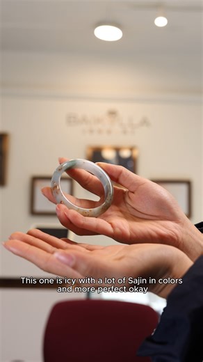 Part 1: The Floating Sajin Beauty Three bangles just came back from the GIA and after unboxing.. and revealing a box in a box… and wow, this icy bangle was worth the wait 💚 The intense bluish-green flower tones come from chromium, while the sajin “moss” pattern is created by iron minerals. Because of its iciness, the sajin almost looks like it’s floating inside the bangle ✨ Rare color combo, zero dye, zero polymer — 100% Type A Jade. What do you think? #jade #jadeite #jadebangle #feicui #natura