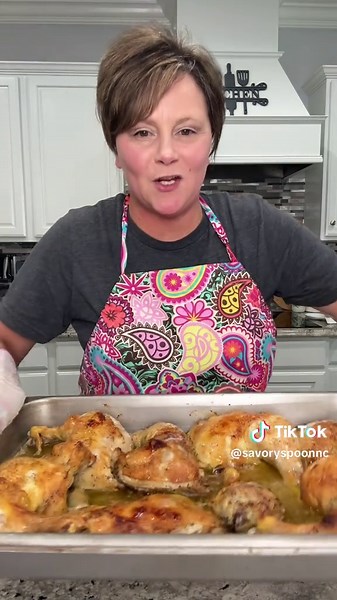 Baked Chicken Like Mama Makes ✨ There’s nothing like the taste of home-cooked baked chicken just like Mama used to make ❤️. Golden, juicy, and full of flavor, this recipe brings back warm memories of Sunday dinners around the table. 🏡🍗 #bakedchicken #comfortfood #homecooking #easydinner #foodtok