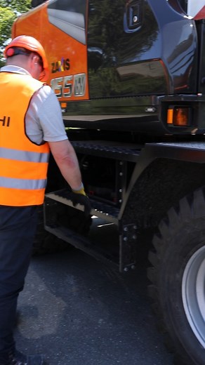 A reliable grease gun can minimise leakage and simplify maintenance tasks. Our battery-powered grease gun is equipped with a high-pressure hose reinforced with steel, manufactured in Germany using durable materials. #Hitachi #construction #machinery #greasegun | Hitachi Construction Machinery - Europe