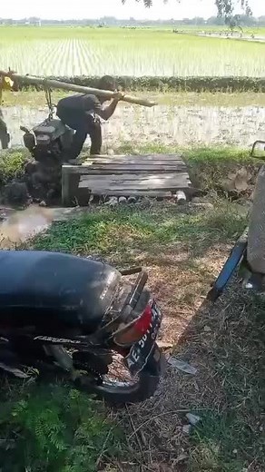 Ndelok Kowe: Funny Outdoor Carrying Skit