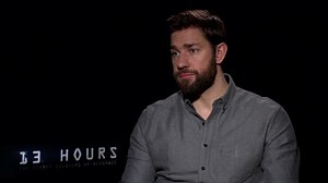 Héros de "13 Hours" devant la caméra de Michael Bay, John Krasinski, James Badge Dale, Pablo Schreiber et David Denman reviennent sur le long métrage, en compagnie de trois des vrais soldats de l'histoire.