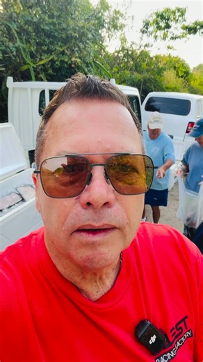 🌞 Happy Friday, Bermuda! The sun’s out and it’s a Bermuda-ful morning up at the top of Trimmingham Hill! Just picked up my fresh catch from the Barnes family, who’ve been selling fish right here for over 30 years 🐟💪 The coolers were packed today — fresh yellowtails, jacks,coney’s, hind, a big amberjack, and plenty of beautiful Bermuda lobsters 🦞🇧🇲. You can’t beat that ocean-to-table freshness! If you’re thinking about fish for the weekend, get there early — best selection goes fast, and th