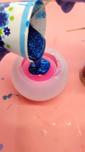 10M views · 291K reactions | Using allll my leftovers no matter the color, and oh boy did this little resin bowl turn out pretty  ⠀⠀ #resinpour #resinart | Resinista | Facebook