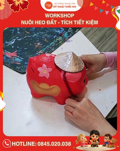 𝐖𝐎𝐑𝐊𝐒𝐇𝐎𝐏 "𝐍𝐔Ô𝐈 𝐇𝐄𝐎 ĐẤ𝐓 🐷 – 𝐓Í𝐂𝐇 𝐓À𝐈 𝐋Ộ𝐂 💰" ĐẦ𝐔 𝐍Ă𝐌 𝐂Ù𝐍𝐆 𝐒𝐀𝐈𝐆𝐎𝐍 𝐀𝐑𝐓! 🧧✨ Chú heo đất tròn trĩnh không chỉ là "ngân hàng" đầu đời của bé, mà còn là biểu tượng của sự sung túc, tích tiểu thành đại. ✨ Tết 2026 này, Saigon Art mời các bạn học viên tham gia Workshop đặc biệt: VẼ HEO ĐẤT TIẾT KIỆM - GỬI GẮM ƯỚC MƠ. Trong 90 phút đắm mình vào không gian nghệ thuật, các con sẽ được: 🎨 Trải nghiệm kỹ thuật mới: Học cách sử dụng màu Acrylic trên bề mặt cong 3D, rèn l