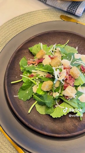 Easy weeknight dinner with Longo's! 🍽️⁠ ⁠ Between swim lessons, hockey practice and the back-to-school hustle, try an easy dinner idea tonight! ⁠ ⁠ Menu:⁠ ⁠ 🍗Longo's Rotisserie Chicken ⁠ 🥗Longo's Kale Caesar Salad ⁠ 🥧Longo's Half Apple Pie⁠ 🍨Longo's Bacio Ice Cream ⁠ ⁠ #longos #longosmarkets #grocerydelivery #voilagrocery #dinnerideas #quickdinner #quickmeals #chickenrecipes #voilagroceries #easydinnerideas #weeknightdinner ⁠