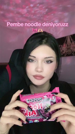 Pembe Noodle Deneyimi: Renkli ve Lezzetli