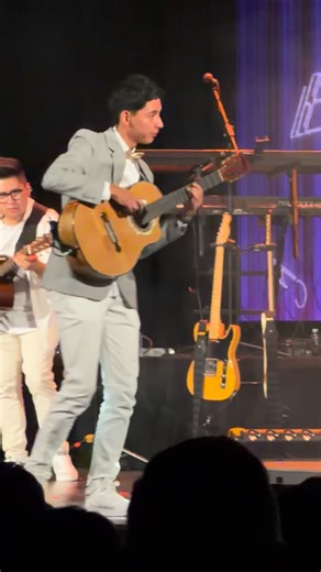 Yago Robles on Instagram: "Show en vivo, siempre es un honor compartir el@escenario con grandes artistas 🎸♥️🇪🇨 #love #guitar #ecuador #bolero #music"