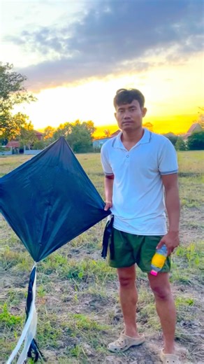 Old player go to fly kite at rice field #kitecutting #kiteloverofficial #subscribe #shortvideo