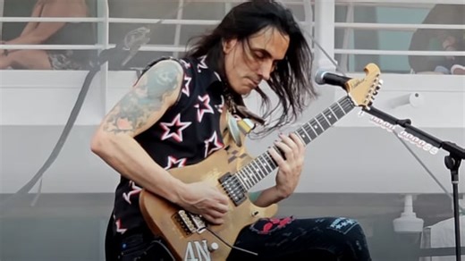 NUNO BETTENCOURT On Playing With RIHANNA: 'It Was Really Cool To Destroy Some Of Those Songs'